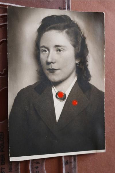 zwei tolle Portraits - SS-Panzermann mit Schiffchen - SS-Pz-Regt. und Rückseite BDM-Mädel original